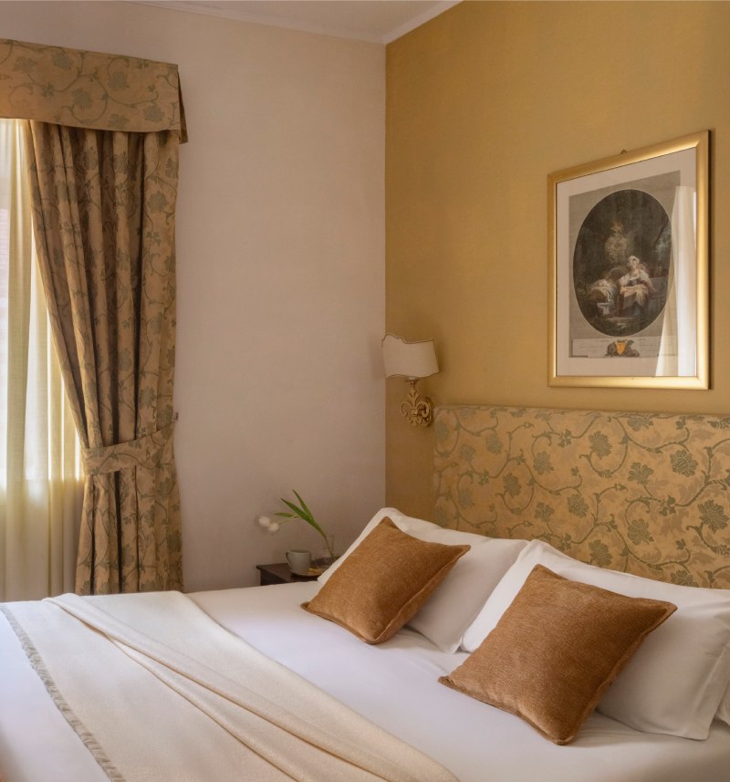 Camera matrimoniale Small a Roma centro, ottimizzazione dello spazio con arredi eleganti e atmosfera intima. - Hotel Cortina, BZAR hotels a Roma