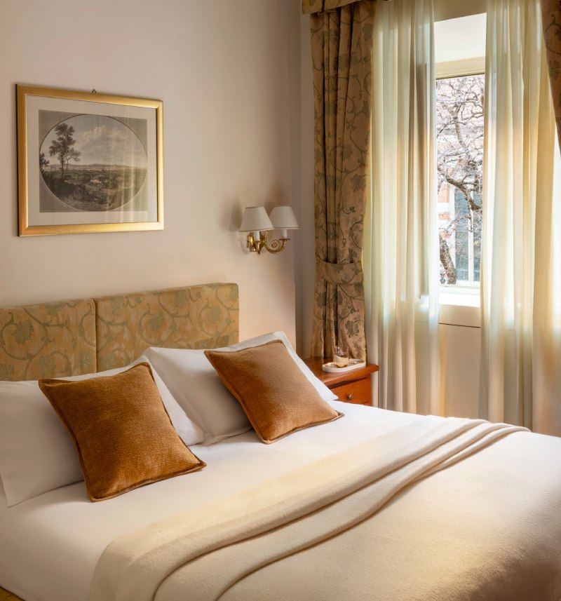 Ampia camera tripla a Roma centro, ideale per famiglie, con tre letti singoli e arredi classici raffinati. - Hotel Cortina, BZAR hotels a Roma